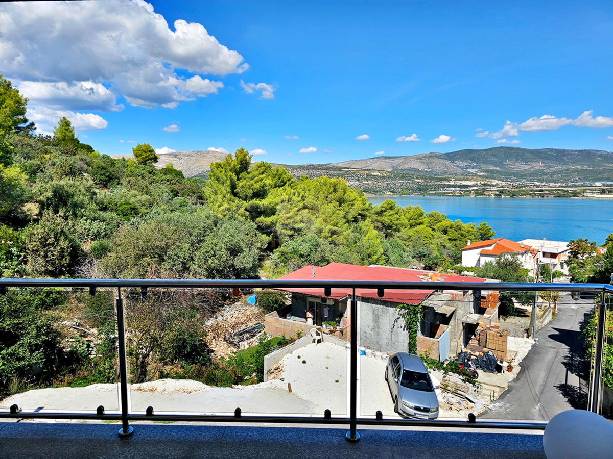 Luksuzna hiša na Čiovu - Mastrinka s 3 apartmaji in odprtim pogledom na morje